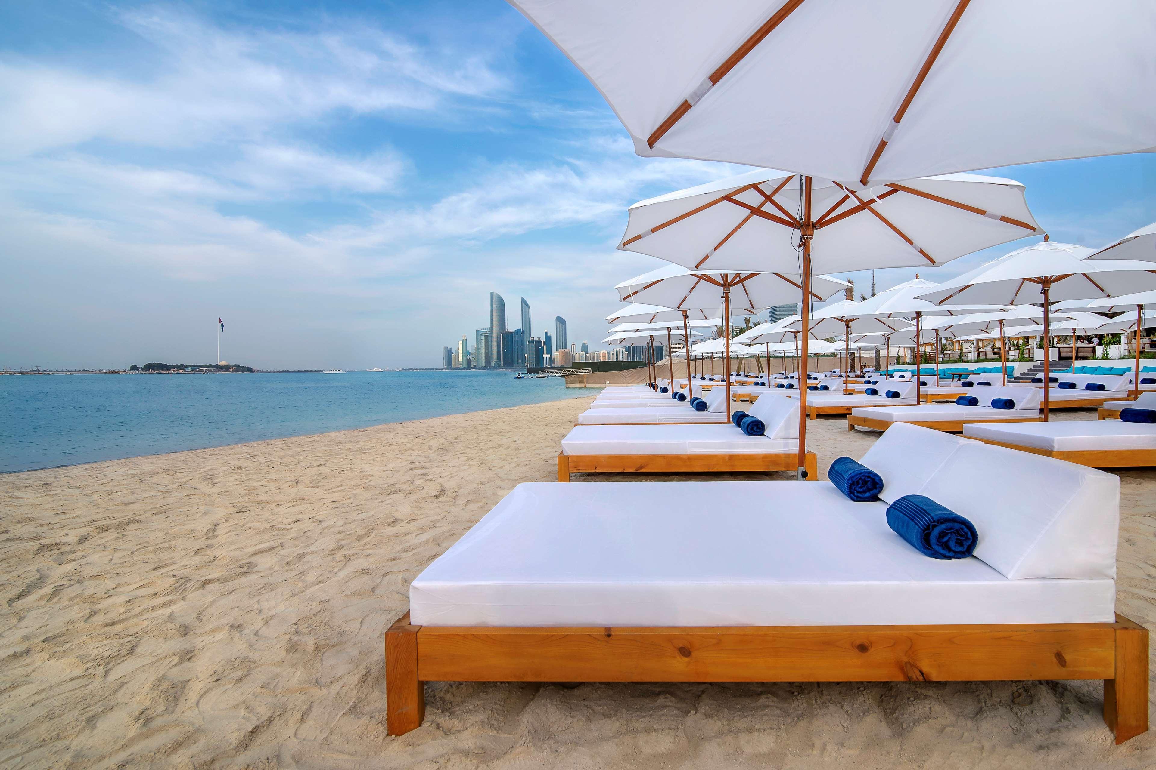 Radisson Blu Hotel & Resort, Abu Dhabi Corniche Exterior photo